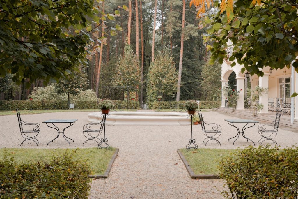 tuinstolen kopen Foto door Pavel Danilyuk op Pexels: https://www.pexels.com/nl-nl/foto/bos-woud-tuin-tafel-5706131/