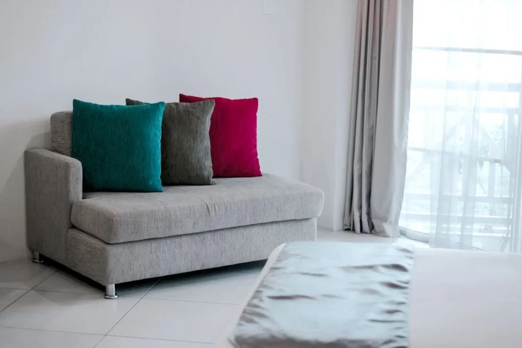 https://www.pexels.com/photo/red-throw-pillow-on-gray-fabric-chaise-lounge-near-gray-window-curtain-133919/