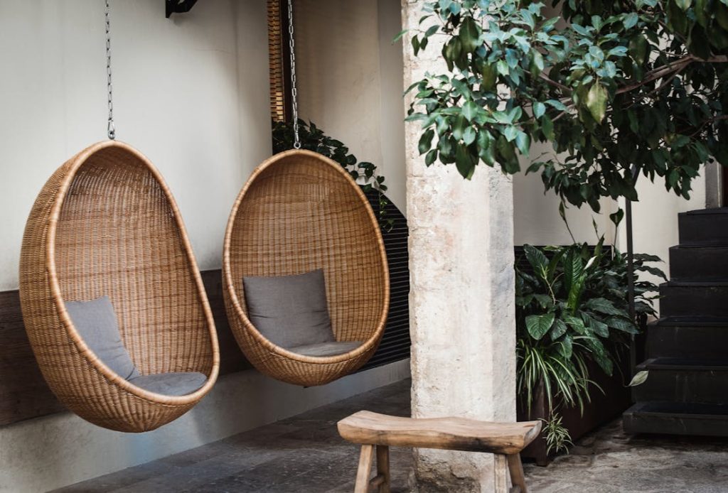 duurzaam buiten Photo by Claudia Schmalz from Pexels: https://www.pexels.com/photo/brown-egg-chair-hanging-near-tree-13304232/