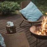 Sfeervolle setting met goedkope tuinmeubelen en een vuurkorf